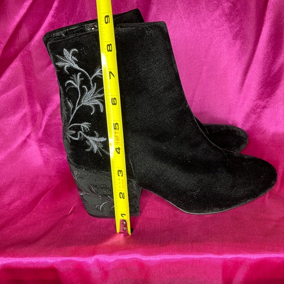 New Kenneth Cole RENNA 8M BLACK Velvet Boots Booties Embroidery STEVIE NICKS ish - Picture 10 of 16